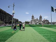 Maestros de la CNTE toman el zócalo antes de clase de futbol masiva