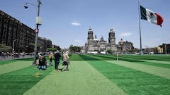 Maestros de la CNTE toman el zócalo antes de clase de futbol masiva