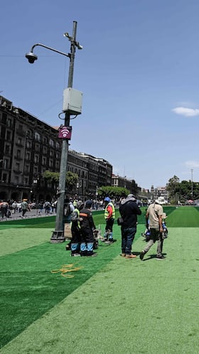Maestros de la CNTE toman el zócalo antes de clase de futbol masiva