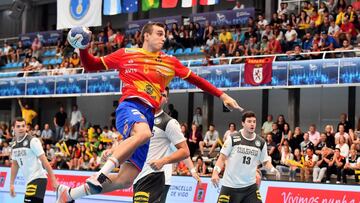 España busca marcar un gol ante Alemania.