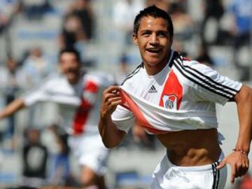 Alexis Sánchez visitó la camiseta de River Plate en el clásico del Clausura 2007-08. El chileno destacó con una jugada que burló a la defensa de Boca, y que terminó en penal.