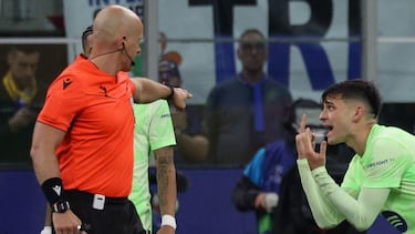 Pedri pide un penalti que Marciniak no señaló.