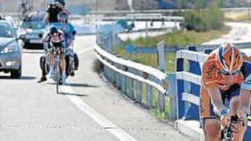 <b>EL MOMENTO DE MENCHOV. </b>El líder del Rabobank se aleja de Carlos Sastre durante la contrarreloj de ayer. El ruso había salido dos minutos más tarde que el español.