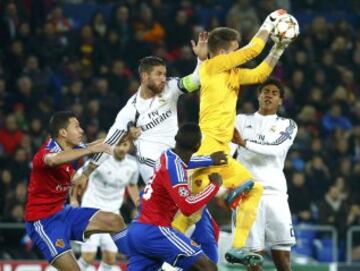 Tomas Vaclik, Sergio Ramos y Raphael Varane.