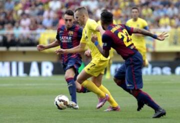 Denís Chéryshev del Villarreal entre Dani Alves y Munir.
