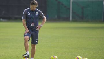 Matías Almeyda sufre en los arranques de torneo con Chivas