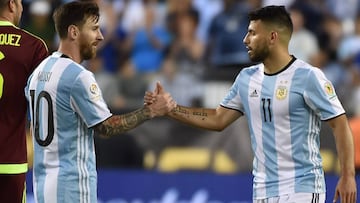 Los delanteros argentinos de Barcelona y Manchester City, Leo Messi y Sergio Ag&uuml;ero.