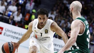 GRAF3116. MADRID, 17/04/2019.- El base argentino del Real Madrid Facundo Campazzo (i) intenta superar a Nick Calathes, del Panathinaikos, durante el partido de cuartos de final de la EuroLiga que Real Madrid y Panathinaikos disputan hoy en el Palacio de los Deportes de Madrid. EFE/JAVIER LIZÓN