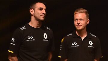 Cyril Abiteboul y Kevin Magnussen durante la presentaci&oacute;n del equipo Renault en 2016.