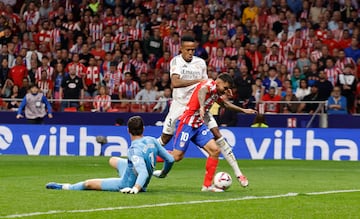 1-1. Balón al espacio para Ángel Correa, dribla a Thibaut Courtois en el mano a mano y con la oposición de Militao, anota a puerta vacía para igualar el marcador en el minuto 93.