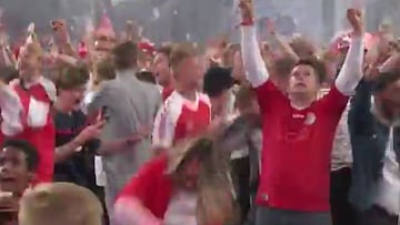 Fanáticos daneses celebran el gol de Poulsen contra Perú