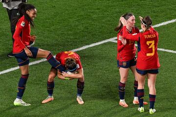 Aitana Bonmatí besa la zapatilla de su compañera Salma Paralluelo tras anotar el primer gol del partido.