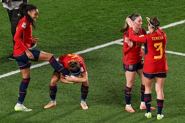 Aitana Bonmatí besa la zapatilla de su compañera Salma Paralluelo tras anotar el primer gol del partido.