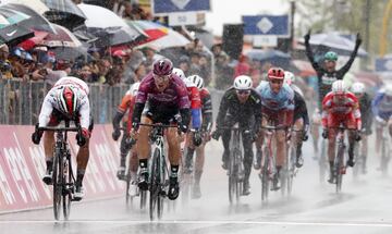 Ackermann ganó el esprint de Terracina en un bello duelo con Fernando Gaviria.