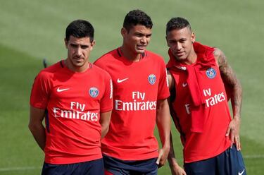 Neymar pulls the strings as PSG win four from four