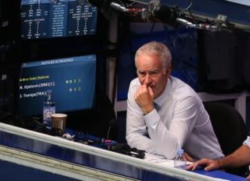 John McEnroe en el set de comentaristas de la cadena ESPN.