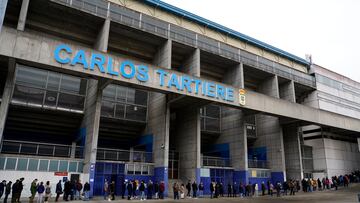 28/12/2022, OVIEDO.- Colas de aficionados alrededor del estadio Carlos Tartiere a primera hora de la tarde de este miércoles en Oviedo. Ayer martes se vendieron por vía telemática casi 4.000 localidades en un tramo preferencial para socios de cara al dieciseisavos de Copa del Rey ante el Atlético de Madrid el próximo 4 de enero, pero todo apunta a que se van a desbordar las previsiones después de que las colas registradas hoy hayan obligado a ampliar el horario de las oficinas carbayonas. EFE/Paco Paredes
