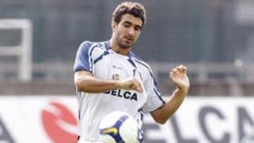 <b>AL ETERNO RIVAL.</b> El Athletic Club de Bilbao se hizo hoy con los servicios del lateral izquierdo Mikel Balenziaga, procedente de la Real Sociedad, por cerca de un millón de euros.