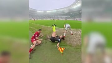 Tras el durísimo golpe el jugador Mehmet Manis se levanta y le pasa por encima como si nada.