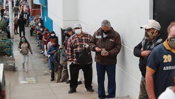 Un grupo de personas espera su turno parapoder acceder a una entidad bancaria en Liam, Per&uacute;, en el marco de la crisis sanitaria provocada por la COVID-19.
 
 
 30/09/2020 