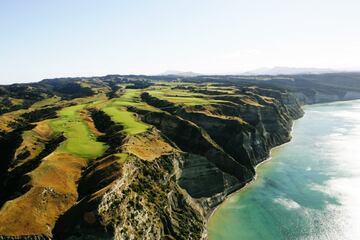 Este impresionante campo está situado al noreste del país oceánico. Está construido en una zona que estaba dedicada a la ganadería y sobre unos acantilados a 180 metros del mar.