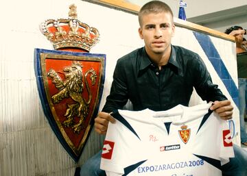 Uno de los mejores centrales de la historia y leyenda tanto del Barcelona como de la Selecci¨®n. Gerard Piqu¨¦ pertenec¨ªa al Manchester United, que lo cedi¨® en la temporada 2006/2007 al Zaragoza. Una temporada como ma?o donde, pese a empezar como suplente, se acab¨® haciendo con la titularidad. Volvi¨® al United, donde no contaba con minutos, por lo que sali¨® al Barcelona, donde se convirti¨® en uno de los mejores centrales del mundo, lo que le sirvi¨® para completar un palmar¨¦s envidiable. 1 mundial, 1 eurocopa, 4 Champions, 8 ligas, 7 Copas del Rey y 1 Premier League.