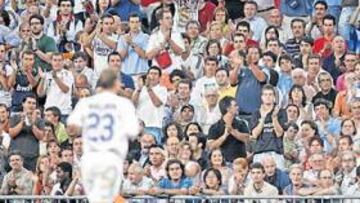 <b>OVACIONADO. </b>Sneijder abandonó el campo en el minuto 74 y fue despedido con una ovación de los seguidores madridistas. Su gol volvió a encandilar a los aficionados.