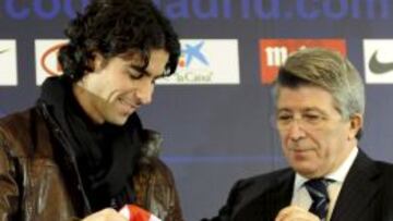 Apoyo a Tiago. El presidente Enrique Cerezo con Tiago, cuando éste llegó al Atlético en enero de 2010.