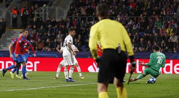 0-1. Karim Benzema marcó el primer gol.