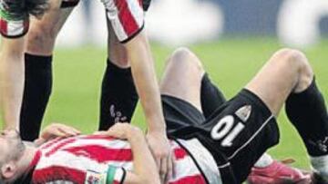 <b>PIDIÓ EL CAMBIO. </b>Yeste, que es atendido por Aduriz, solicitó a Mané que le relevase por los dolores ante Osasuna.