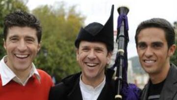 <b>DESPEDIDA. </b>Rubiera y Contador escoltan a un gaitero ayer en Oviedo.