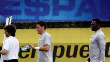 <b>RIVALIDAD. </b>Cristian Álvarez junto a Carlos Kameni, ayer, en uno de los ejercicios de la mañana.