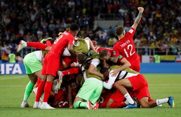 Los ingleses celebraron la clasificación a cuartos.