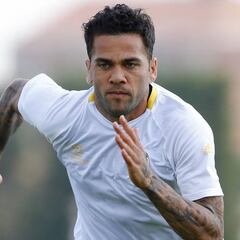 El City espera cerrar a Alves esta semana a pesar del Tottenham