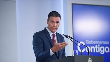 El presidente del Gobierno en funciones, Pedro S¨¢nchez, durante una rueda de prensa en el Palacio de la Moncloa, a 22 de agosto de 2023, en Madrid (Espa?a). Esta rueda de prensa ha tenido lugar despu¨¦s de una reuni¨®n con el Rey Felipe en el Palacio de la Zarzuela. Durante la reuni¨®n, S¨¢nchez ha pedido al Rey que le proponga como candidato pese a no tener atados los apoyos de cara a una investidura. El monarca inici¨® ayer, 21 de agosto, su ronda de consultas para designar candidato a la investidura de la Presidencia del pa¨ªs, y por primera vez tiene que elegir entre dos aspirantes que se postulan para asumir el encargo: el candidato del PP, que se reivindica como ganador de los comicios del 23 de julio, y el socialista, que se considera el ¨²nico capaz de sumar apoyos para superar la votaci¨®n en el Congreso. En la ronda de contactos, que termina hoy, participan siete formaciones porque otras cuatro han declinado a acudir.
22 AGOSTO 2023;REY;SANCHEXZ;INVESTIDURA;CONSULTAS;RONDA DE CONTACTOS
Gustavo Valiente / Europa Press
22/08/2023