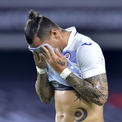 Carlos Salcedo y las redes se vuelcan contra Cruz Azul… otra vez