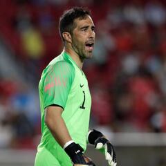 Los 4 arqueros que reemplazaron a Bravo en Eliminatorias