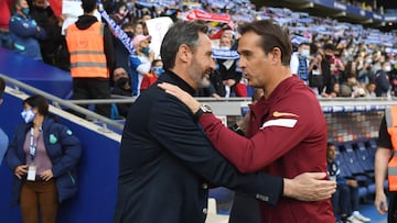 Vicente Moreno y Julen Lopetegui, saludándose en el Espanyol-Sevilla de la Liga 2021-22.