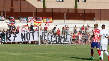 Cristiano se ríe de la pancarta de los aficionados del Atlético