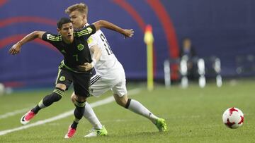 El jugador alem&aacute;n Maximilian Mittelstaedt (d) pelea por el bal&oacute;n con el mexicano Uriel Antuna (i) durante el encuentro que ha enfrentado a M&eacute;xico y Alemania en la fase de grupos del Mundial Sub-20 en Daejeon (Corea del Sur). EFE/Jeon 