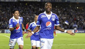 En julio de 2011, el futbolista colombiano arribó a la Ciudad de México para fichar con Cruz Azul, de hecho ya hablaba como jugador celeste al asegurar que llegaba a la institución a aportar y ganar títulos. Sin embargo, unos días más tarde 'La Máquina' informó que Rentería no pasó los exámenes médicos y por tal motivo no firmó el contrato que lo iba a vincular a los cementeros por tres años.