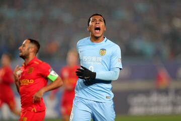 Entre 2016 y 2017 se destacó en Jiangsu Suning, que pagó 9.8 millones de euros, con 20 goles en 41 partidos. Ese buen rendimiento le permitió irse a préstamo a Villarreal en España.