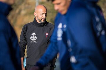 Primer entrenamiento del Carlos Cardoso en los campos de entrenamiento da Madroa, hablando con el equipo.