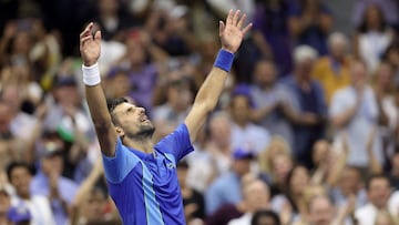 El tenista serbio Novak Djokovic celebra su victoria ante Daniil Medvedev en la final del US Open.