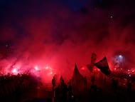 SAN SEBASTIÁN (PAÍS VASCO), 04/03/2026.- Aficionados de la Real Sociedad animan a su equipo en el exterior del Reale Arena este miércoles, previo al partido de vuelta de semifinales de la Copa del Rey que la Real Sociedad y el Athletic Club disputan en San Sebastián (País Vasco). EFE/ Javier Etxezarreta