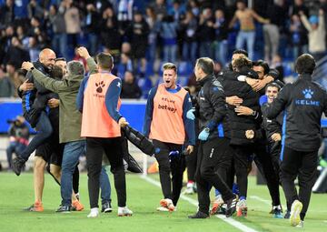 Abelardo celebra con el banquillo el gol de Manu García. 