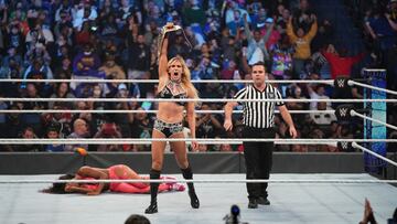 Charlotte Flair retiene el Campeonato de SmackDown ante Naomi.