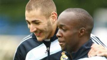 Benzema y Lass llegan tarde a la concentración de Francia y Blanc se enfada