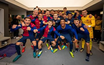 Foto de familia del club catalán en el vestuario del Bernabéu.