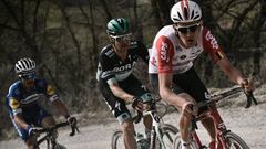 Tiesj Benoot compite durante la Strade Bianche de 2019.